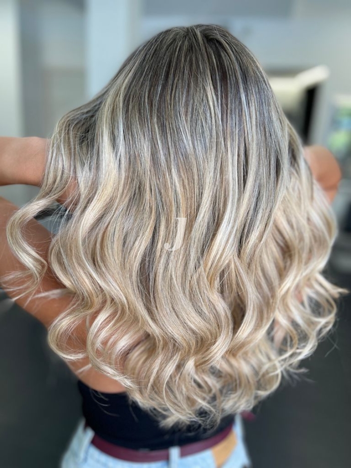 Foto di donna con capelli medi biondo platino cenere