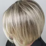 Foto di donna con capelli corti biondo platino cenere