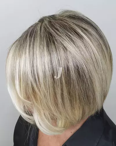 Foto di donna con capelli corti biondo platino cenere
