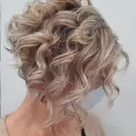 Foto di donna con capelli corti biondo platino cenere