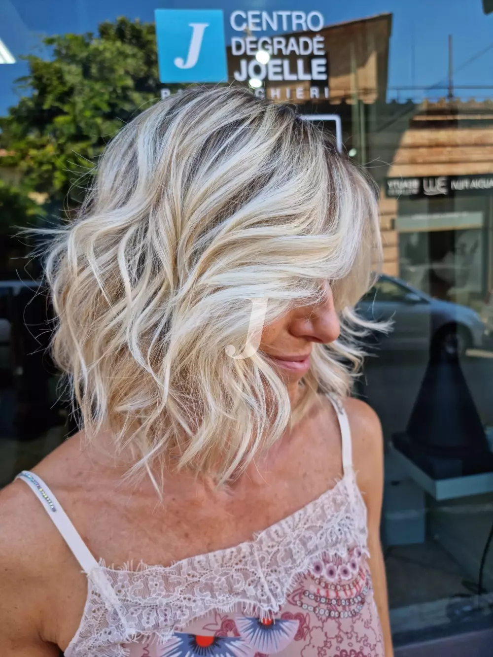 Foto di donna con capelli corti biondo platino cenere