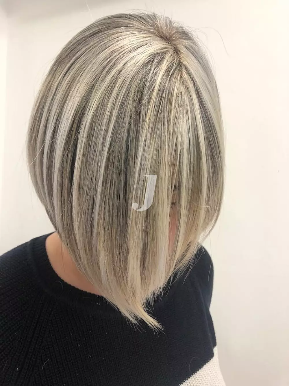 Foto di donna con capelli corti biondo platino cenere