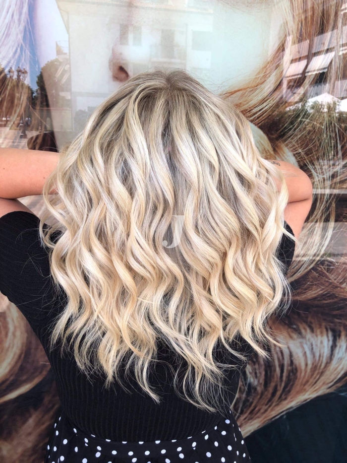 Foto di donna con capelli medi biondo platino cenere