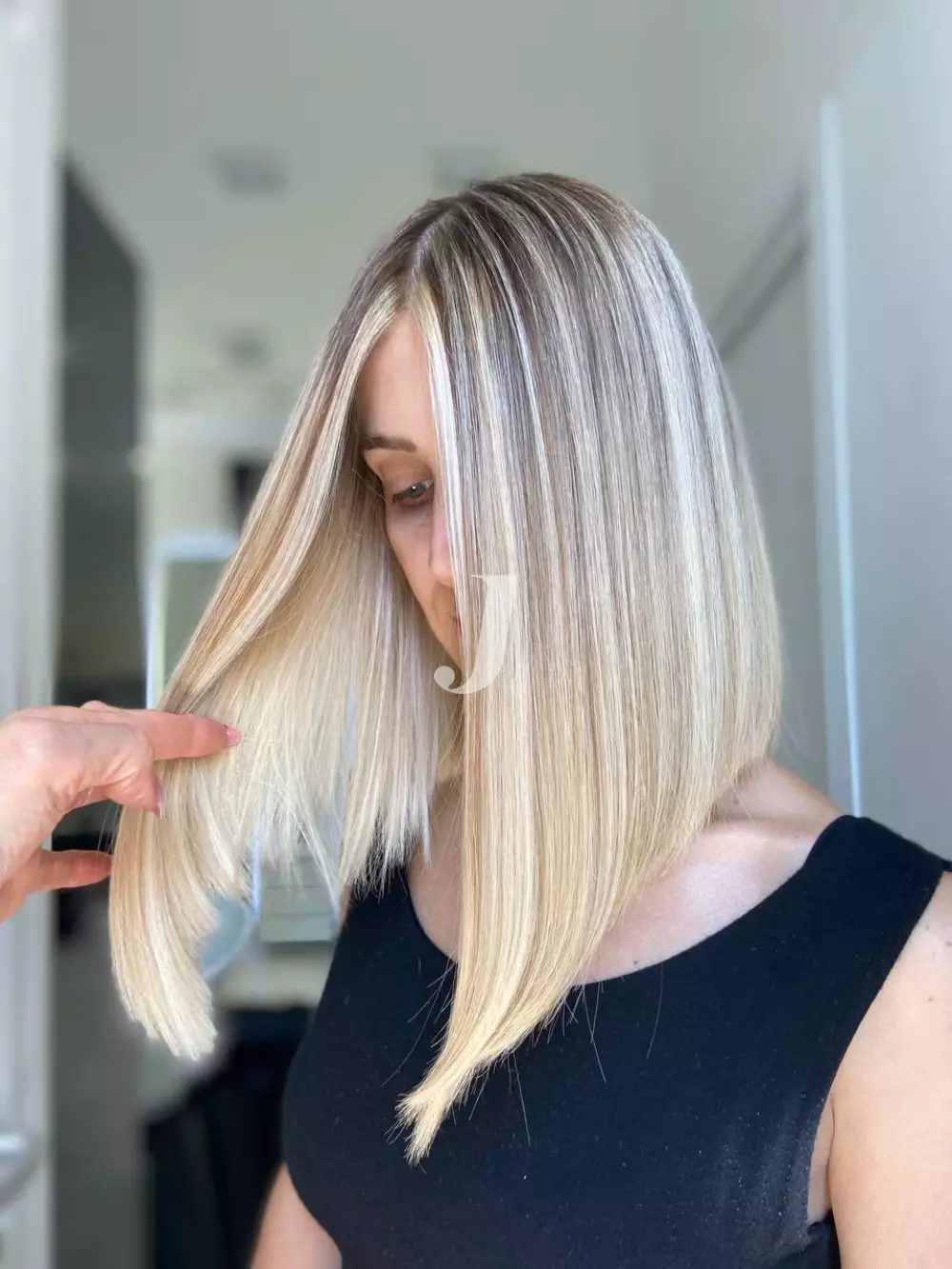 Foto di donna con capelli corti biondo platino cenere