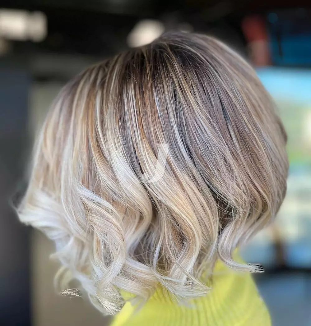 Foto di donna con capelli corti biondo platino perla