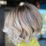 Foto di donna con capelli corti biondo platino perla