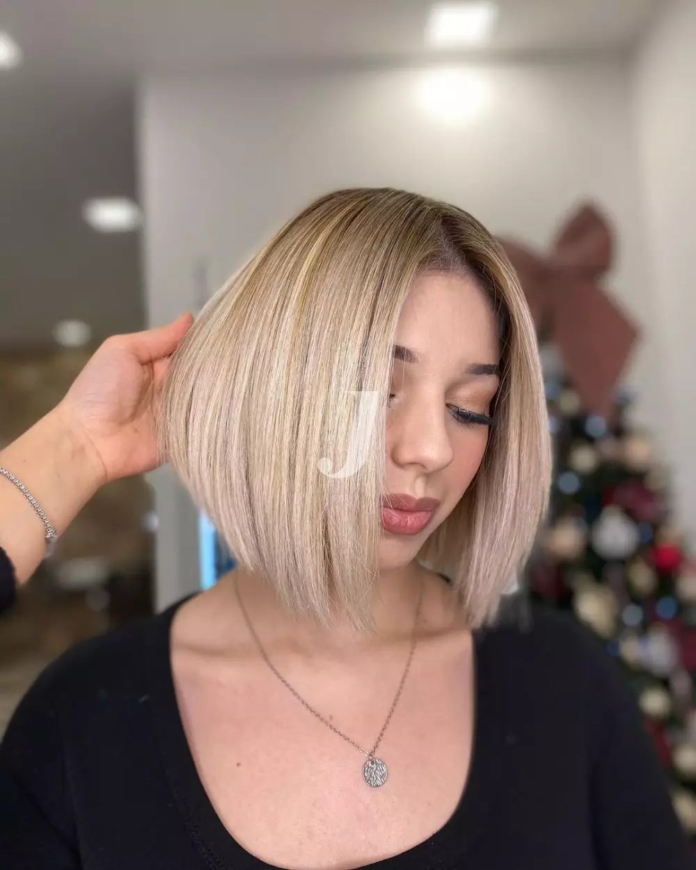 Foto di donna con capelli corti biondo platino perla