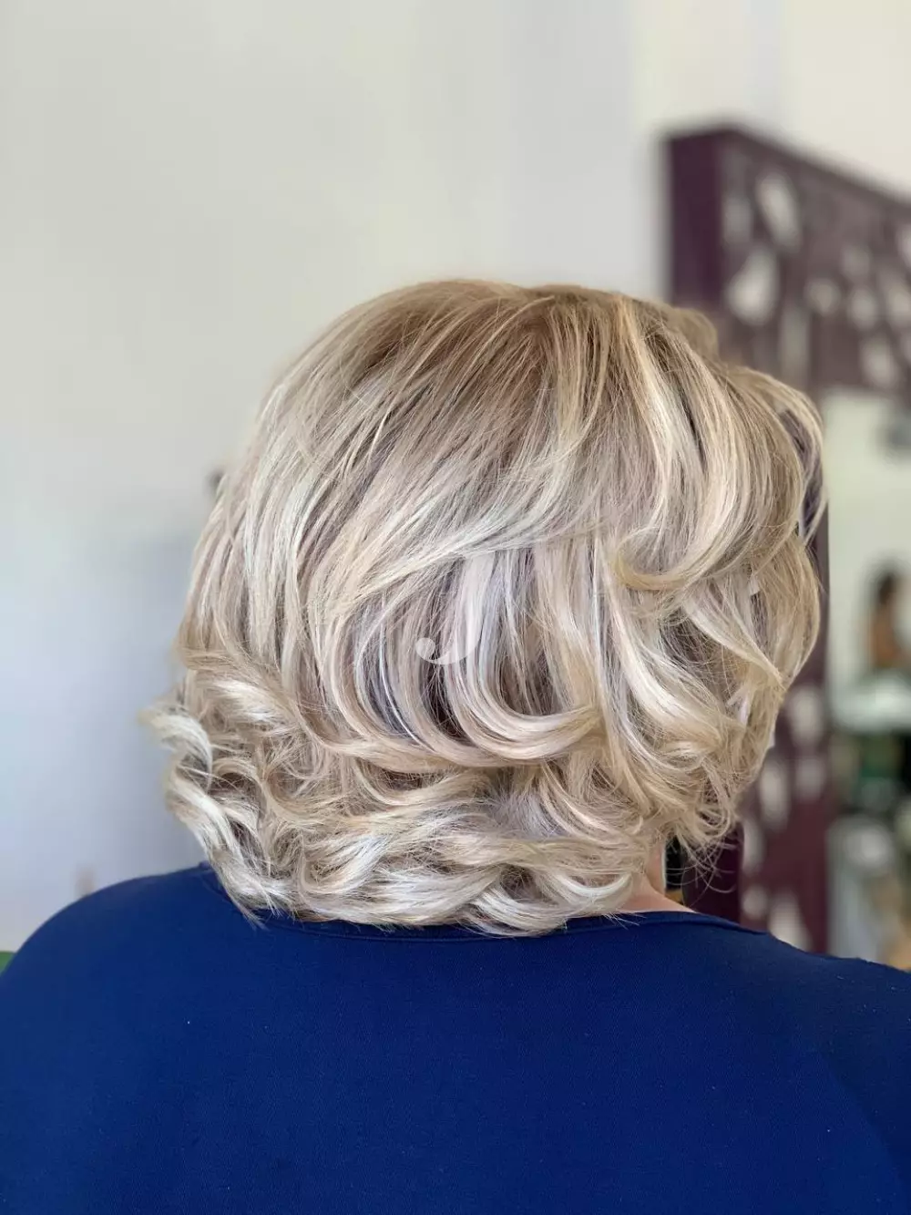 Foto di donna con capelli corti biondo platino perla