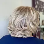 Foto di donna con capelli corti biondo platino perla