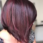 Foto di donna con capelli corti castano scuro mogano o violino