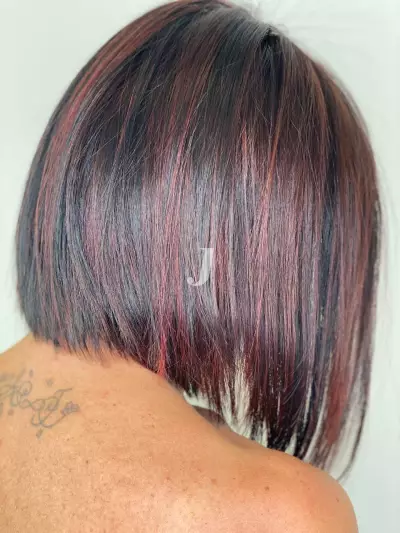 Foto di donna con capelli corti castano scuro mogano o violino