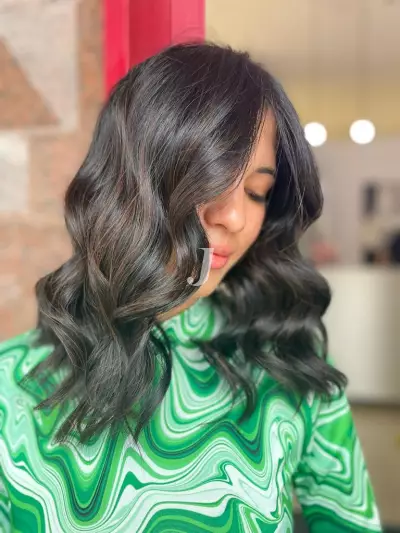 Foto di donna con capelli medi castano scuro marrone