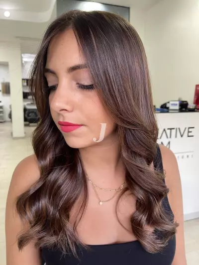 Foto di donna con capelli medi castano scuro marrone