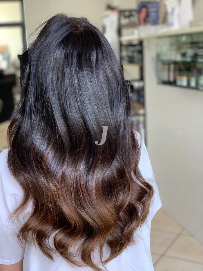 Foto di donna con capelli medi castano scuro marrone