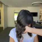 Foto di donna con capelli medi castano scuro marrone