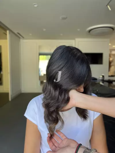 Foto di donna con capelli medi castano scuro marrone