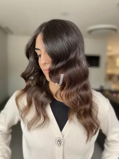 Foto di donna con capelli medi castano scuro marrone