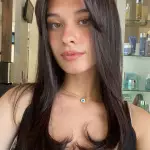 Foto di donna con capelli medi castano scuro marrone