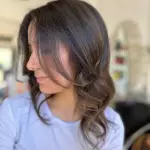 Foto di donna con capelli medi castano scuro marrone