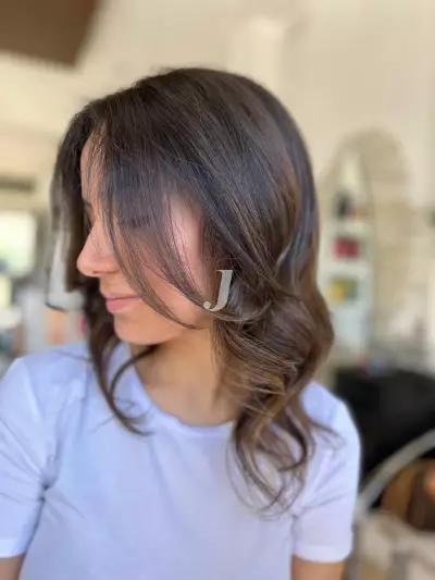 Foto di donna con capelli medi castano scuro marrone