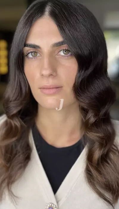 Foto di donna con capelli medi castano scuro marrone