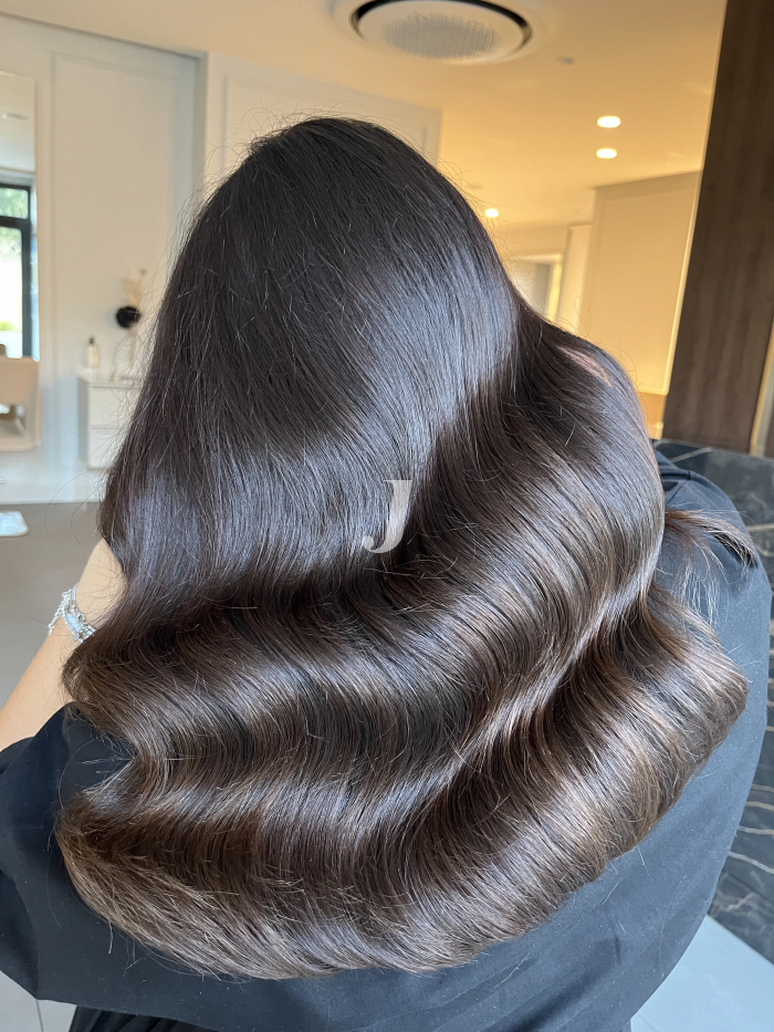 Foto di donna con capelli medi castano scuro marrone