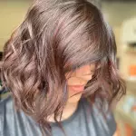 Foto di donna con capelli medi castano scuro mogano o violino