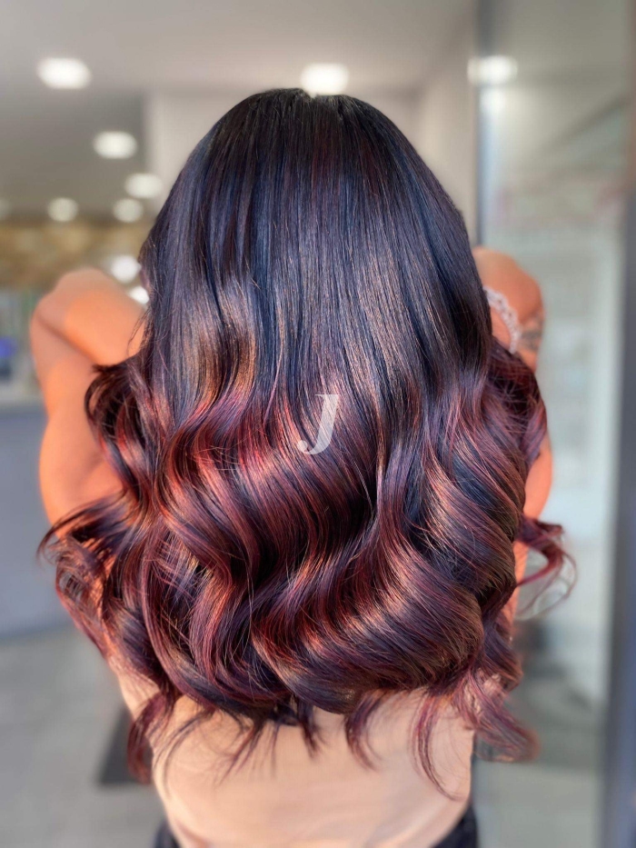 Foto di donna con capelli medi castano scuro mogano o violino