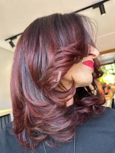 Foto di donna con capelli medi castano scuro mogano o violino