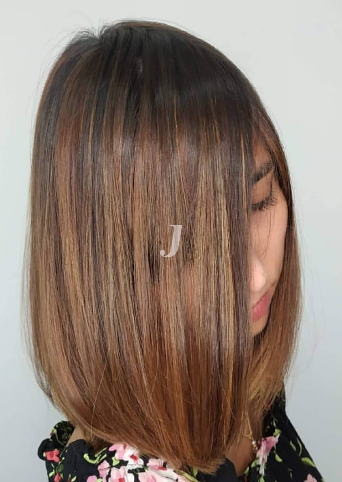 Foto di donna con capelli medi castano medio sabbia