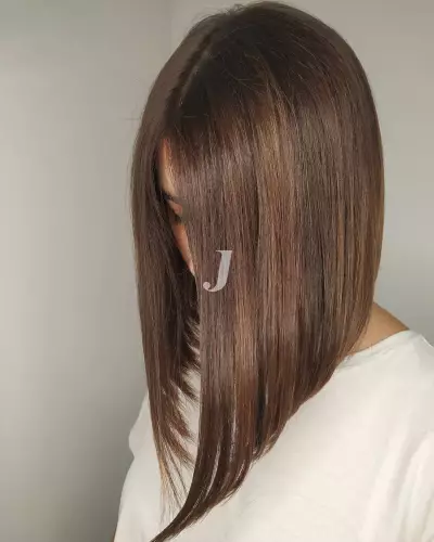 Foto di donna con capelli medi castano medio sabbia