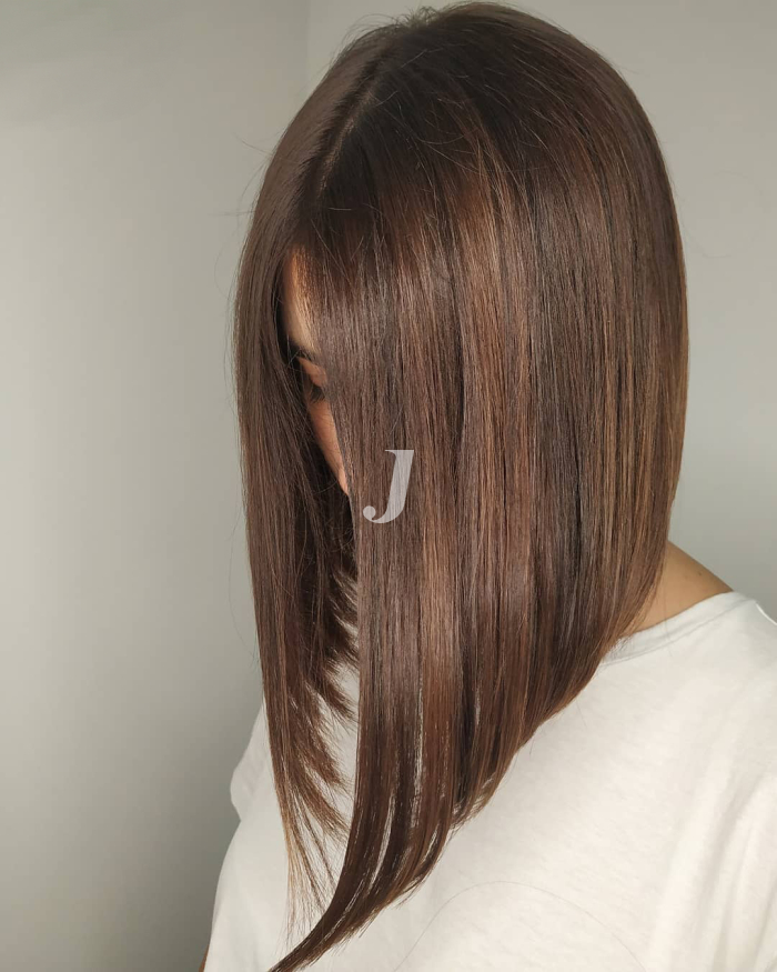 Foto di donna con capelli medi castano medio sabbia