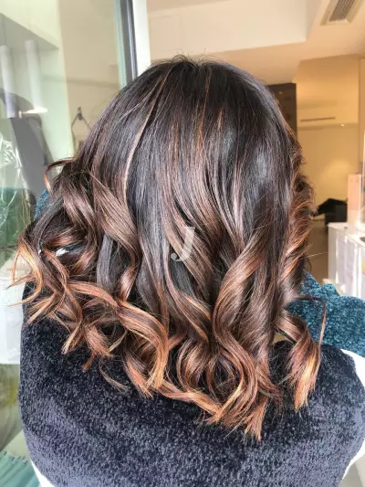 Foto di donna con capelli medi castano medio sabbia