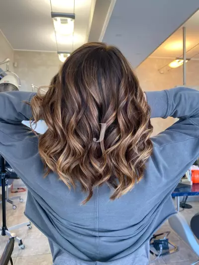 Foto di donna con capelli medi castano medio sabbia