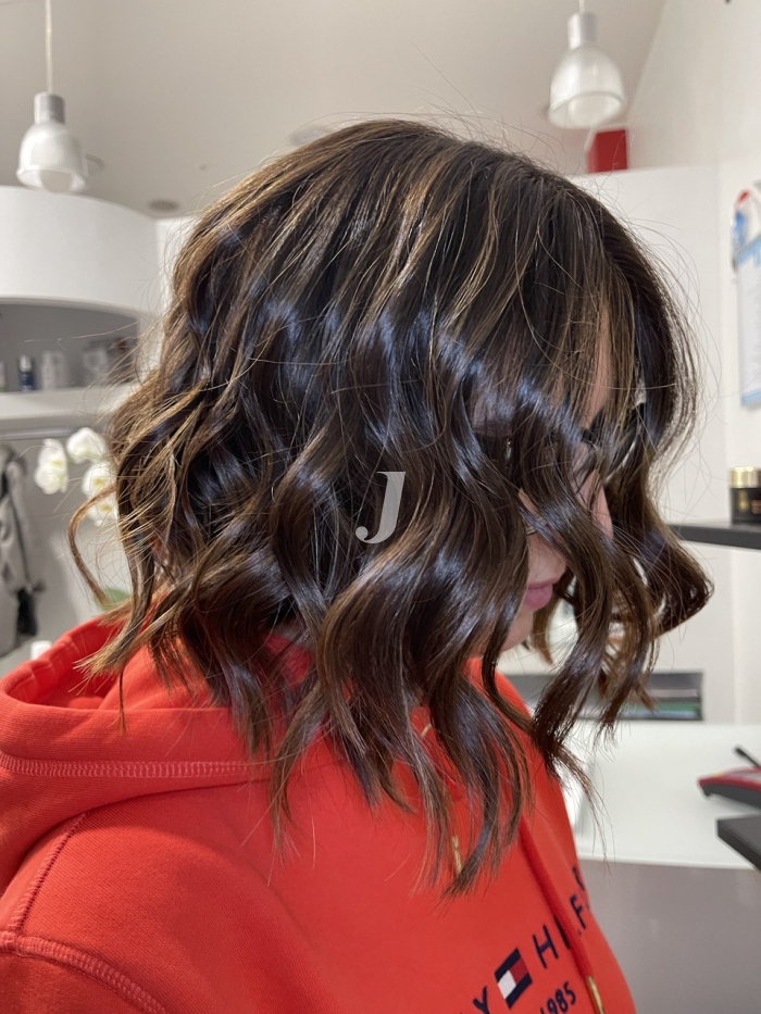 Foto di donna con capelli medi castano medio sabbia