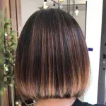 Foto di donna con capelli corti castano medio sabbia