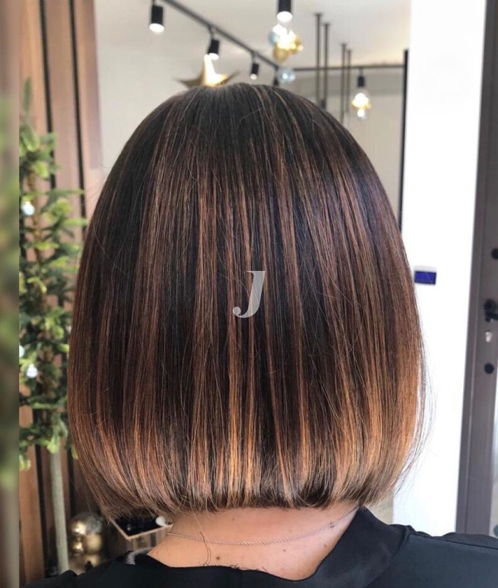 Foto di donna con capelli corti castano medio sabbia