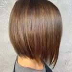 Foto di donna con capelli corti castano medio sabbia