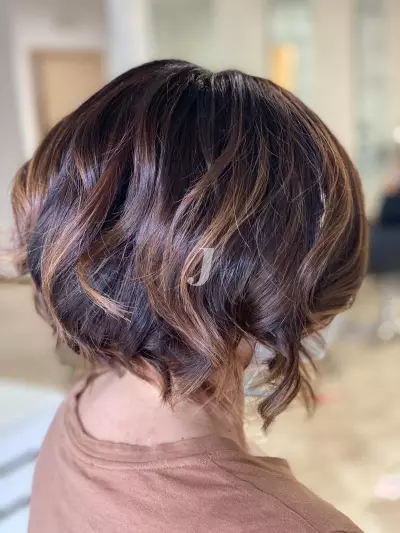 Foto di donna con capelli corti castano medio sabbia