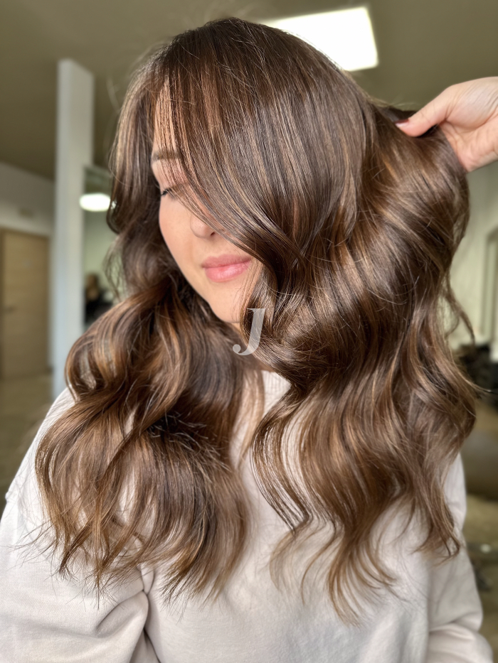Foto di donna con capelli medi castano medio sabbia