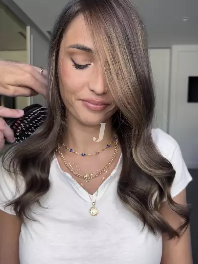 Foto di donna con capelli medi castano medio sabbia