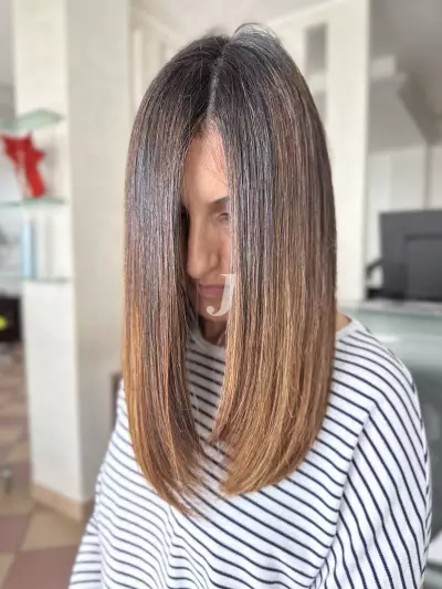 Foto di donna con capelli medi castano medio sabbia