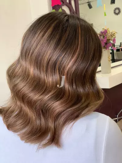 Foto di donna con capelli medi castano medio sabbia