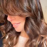 Foto di donna con capelli medi castano medio marrone