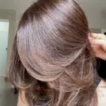 Foto di donna con capelli medi castano medio marrone
