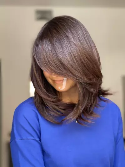 Foto di donna con capelli medi castano medio marrone