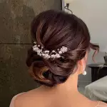 Foto di donna con capelli medi castano medio marrone