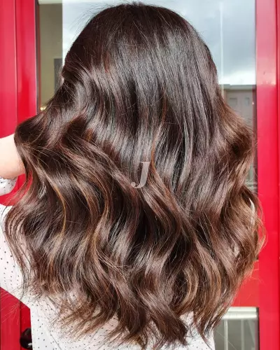 Foto di donna con capelli medi castano medio marrone