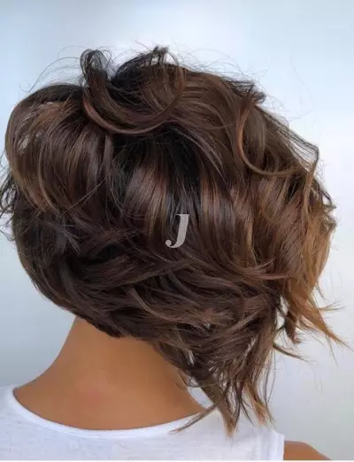 Foto di donna con capelli corti castano medio marrone