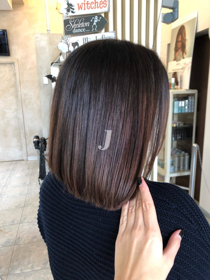 Foto di donna con capelli corti castano medio marrone